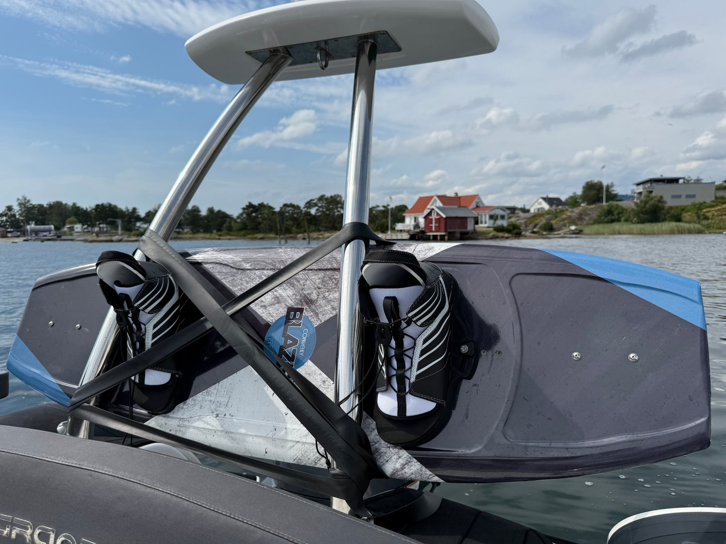 Wakeboard festet sikkert til båtbøyle med Simple Strap heavy duty stropp under båttur.